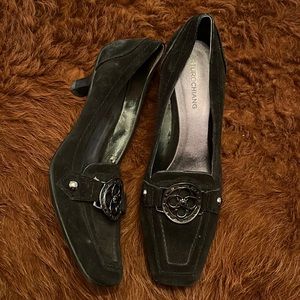 Low heel black dress shoe